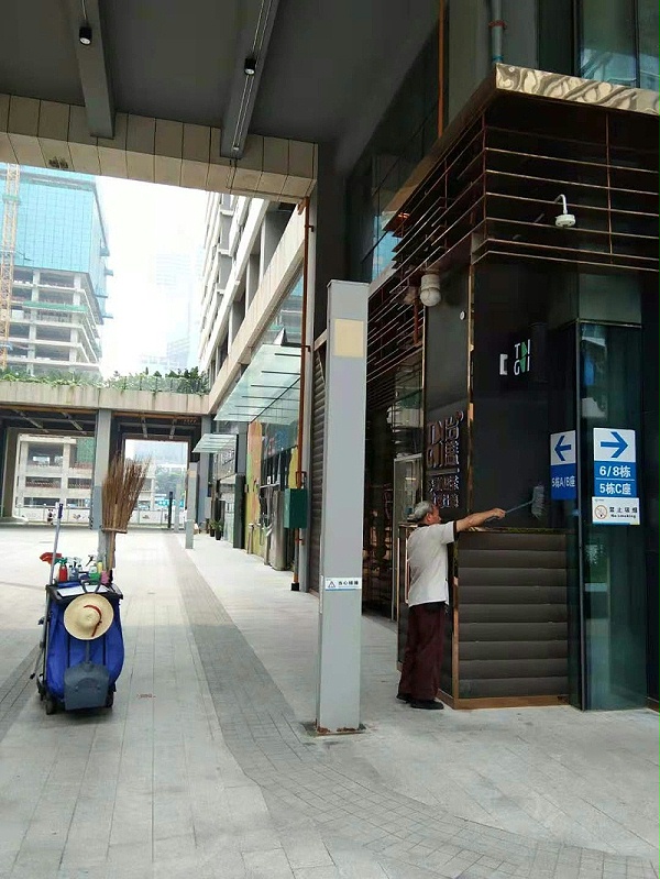 深圳市软件产业基地员工在保洁-乐冠体育环保