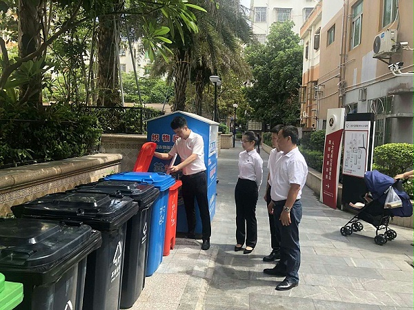 党员先锋现场学习垃圾分类-乐冠体育环保3