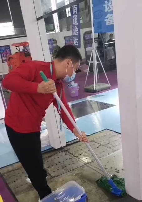 2乐冠体育环保员工赵旺在竞技比赛中