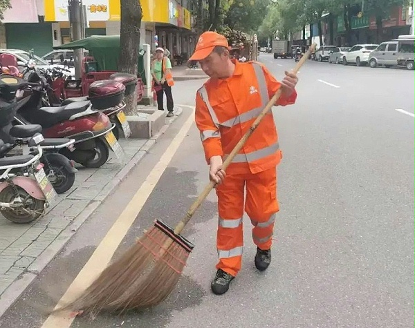乐冠体育环保：环卫工人张相远1