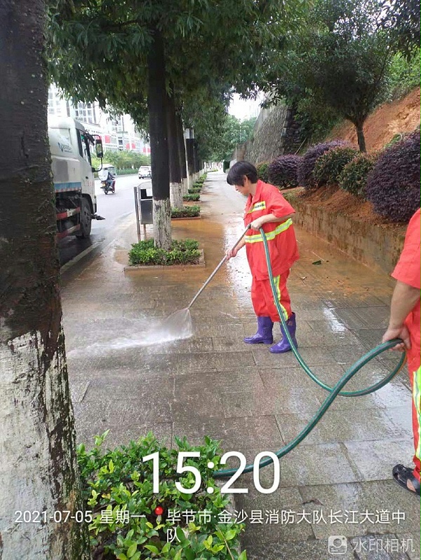 乐冠体育人紧急清淤保畅通3