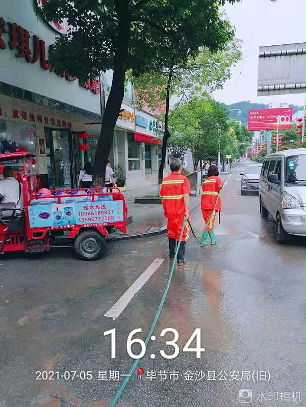 乐冠体育人紧急清淤保畅通5