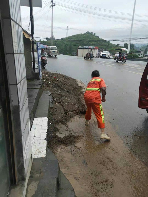 乐冠体育人紧急清淤保畅通2