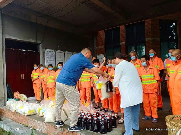 乐冠体育环保重庆分公司给员工送清凉发放慰问物资