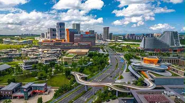 乐冠体育环保：成都市首个多元化场景的无人环卫清扫示范项目投用
