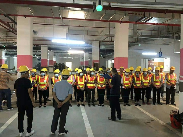02深圳宝安万达广场开荒-乐冠体育环保