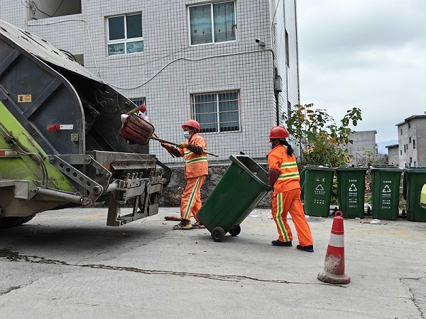 乐冠体育环保的环卫作业员工正在回收垃圾