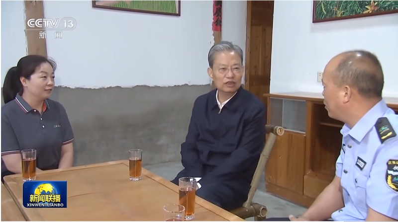 乐冠体育环保武夷山分公司员工王丽（女）作为森林一线巡护员参加检查组召开的座谈会