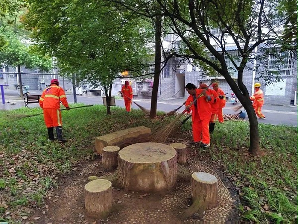 乐冠体育环保：环卫公司在小区内进行清扫保洁作业1
