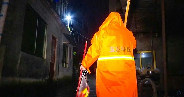 乐冠体育环保员工：杨静