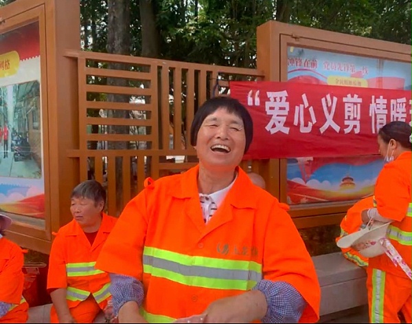 乐冠体育环保为环卫工人义剪