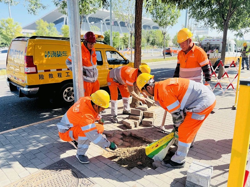 乐冠体育环保：作业人员第一时间对破损路面进行维修2