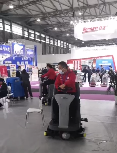 1乐冠体育环保员工蔡红波在竞技比赛中