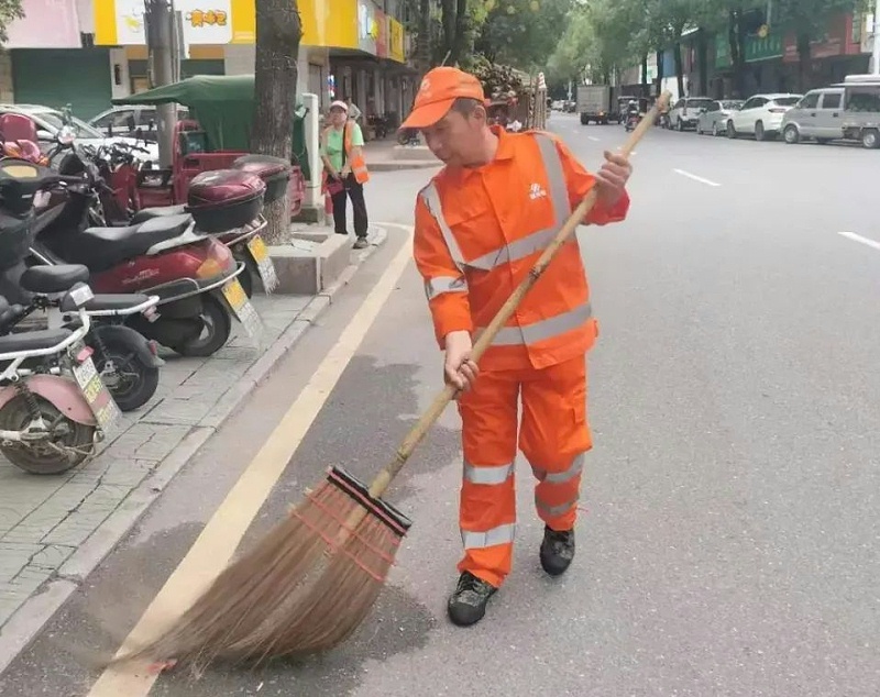 乐冠体育环保：环卫工人张相远1