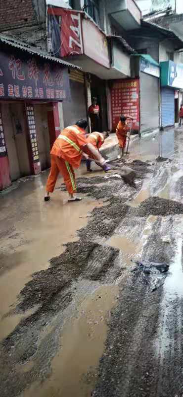 乐冠体育人紧急清淤保畅通