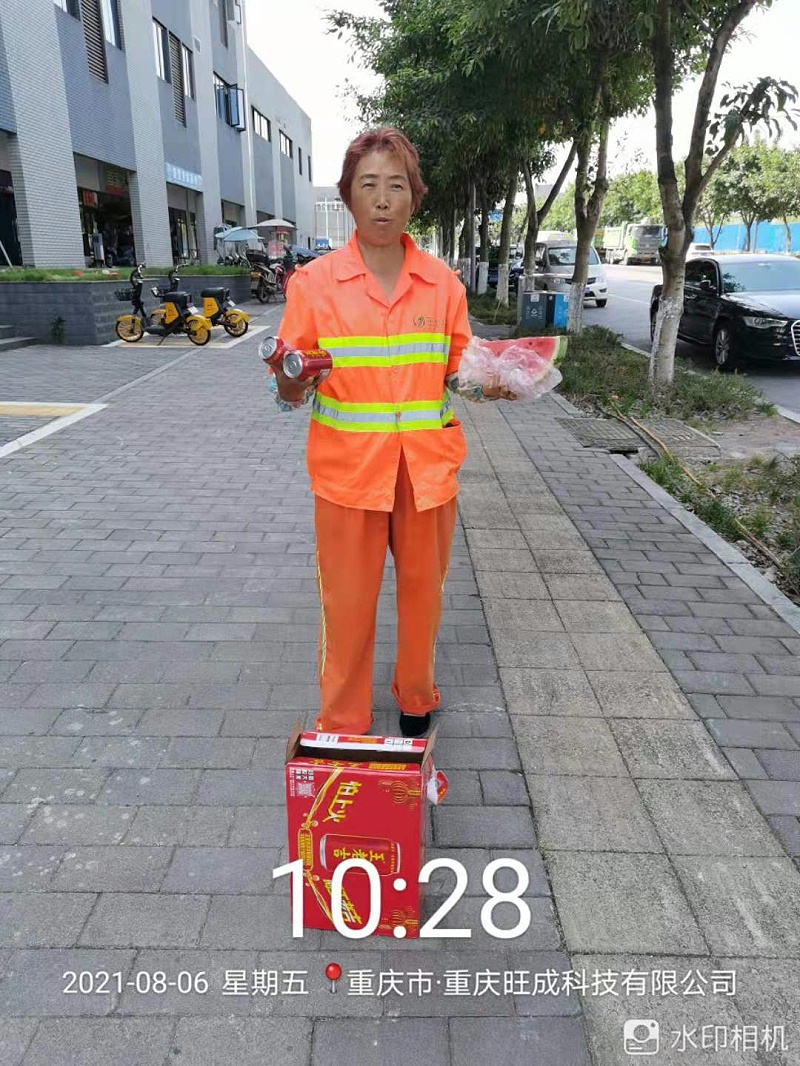 乐冠体育环保重庆分公司给员工送清凉发放慰问物资5