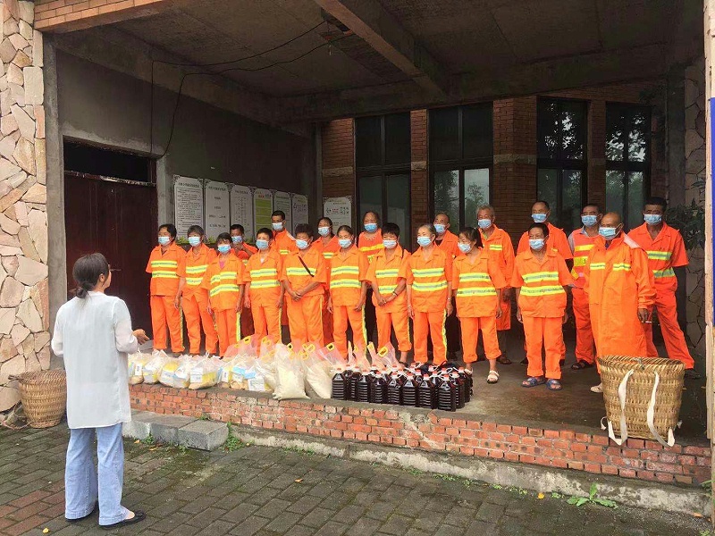 乐冠体育环保重庆分公司给员工送清凉发放慰问物资2