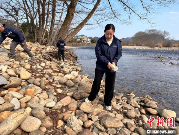 乐冠体育环保：王丽(前1)组织网格员巡查河道，发现垃圾同步清理