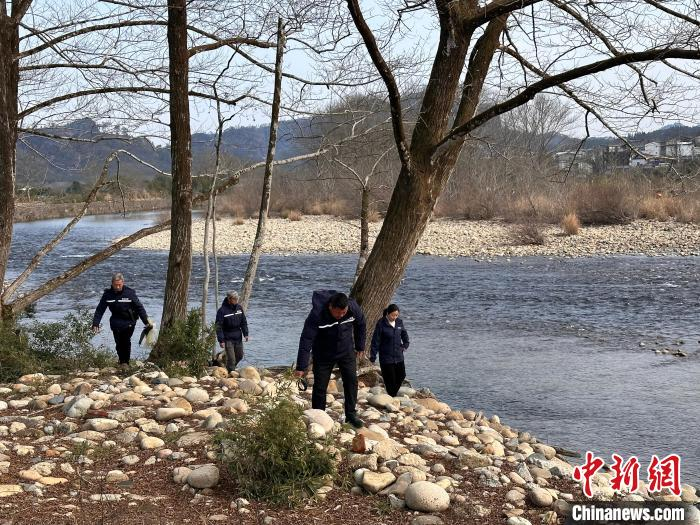 乐冠体育环保：网格员们巡查河道