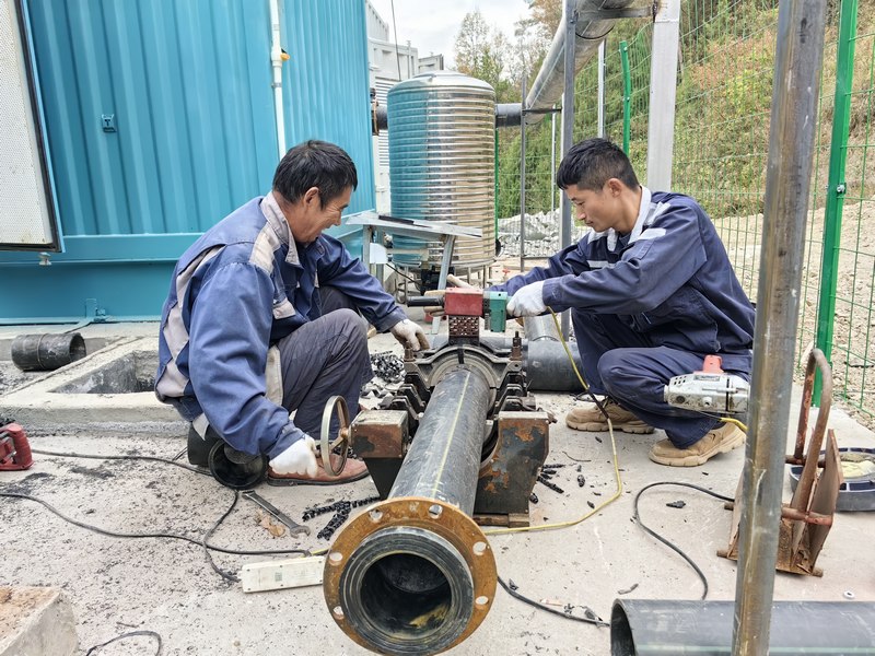 乐冠体育环保：河南百川畅银新能源有限公司正在进行管道安装