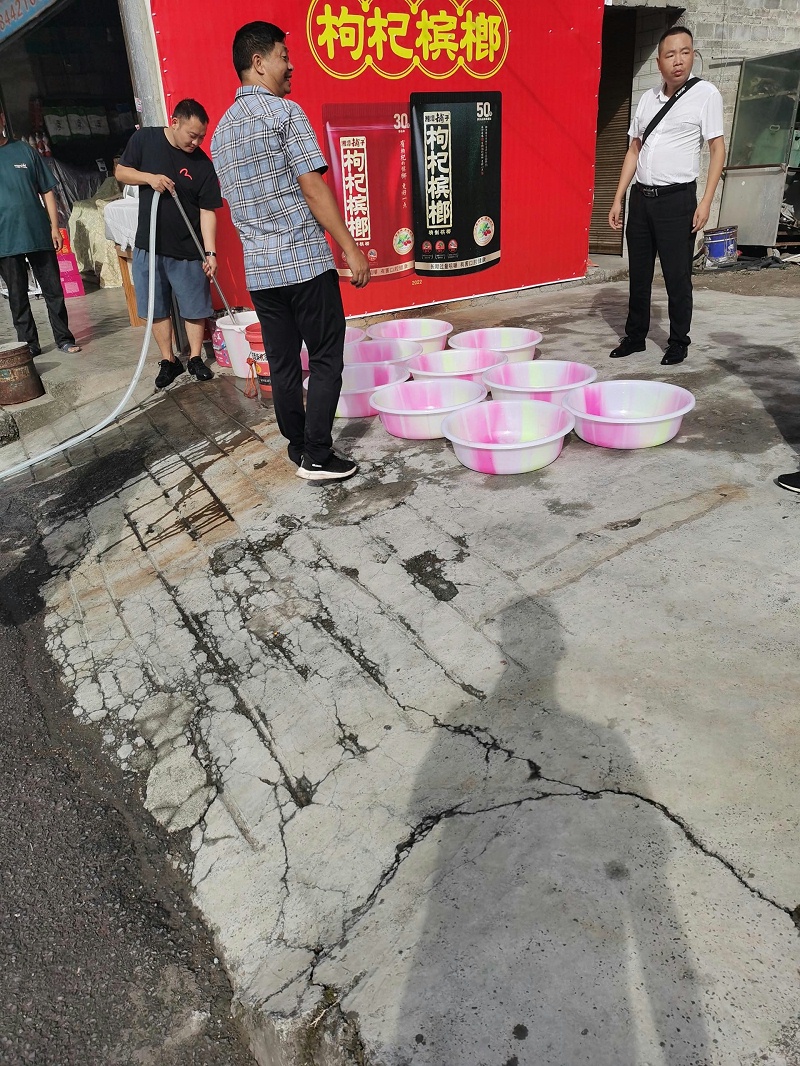 乐冠体育环保金沙分公司”送水“解渴“润”民心