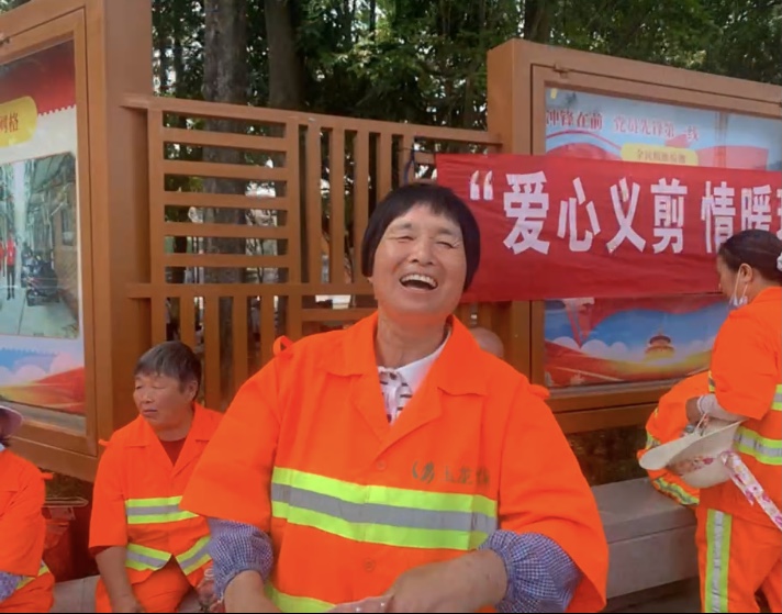 乐冠体育环保为环卫工人义剪